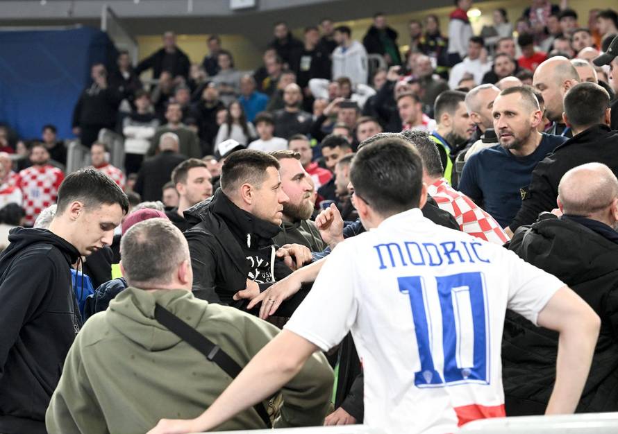 Ljubljana: Tijekom polufinalne utakmice između Hrvatske i Španjolske na tribinama je došlo do naguravanja