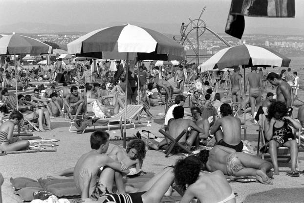 Opatija: Brojni posjetitelji uživaju u kupanju i sunčanju, kolovoz 1990.