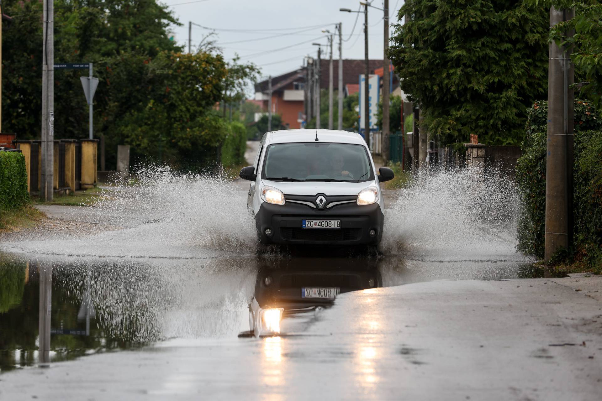 Zagreb: Poplavljeni dio Hojnikove ulice u Lučkom