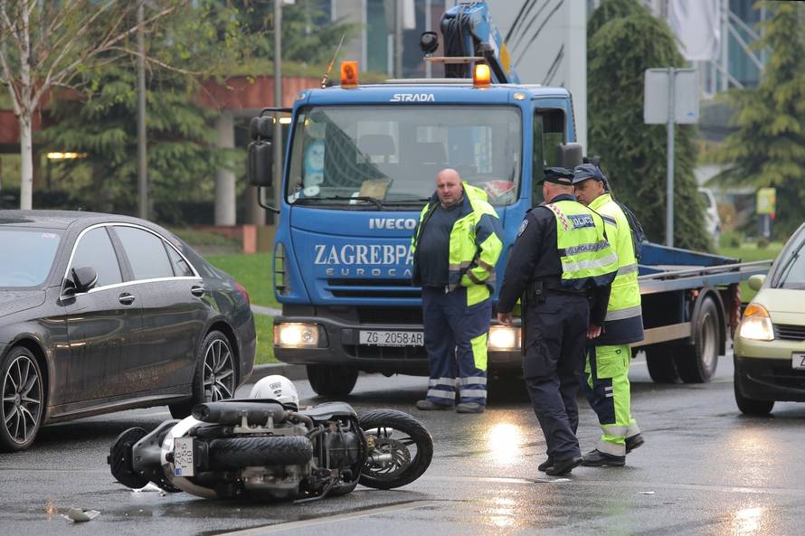 Zagreb: Skuter, auto i pjeÅ¡ak sudjelovali u prometnoj nesreÃ¦i u RadniÃ¨koj