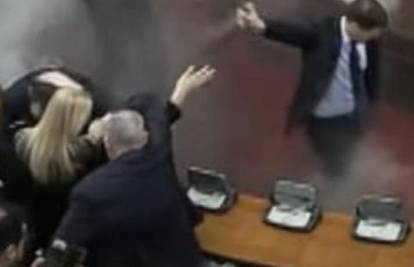 Lude scene iz Srbije! Zastupnik je suzavcem špricao trudnu kolegicu. Bore se za život bebe?