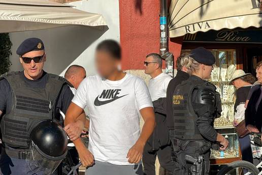 &Scaron;okantne scene u centru Splita: Ajaxovi huligani s blokovima i oru&zcaron;jem na kavi, upala policija