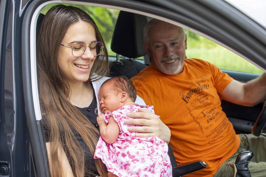 Ana Mrmić Jurada (27) iz Buzeta rodila je u autu dok ju je tata vozio prema riječkom rodilištu.