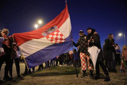 FOTO Navijači se okupljaju na ulicama diljem Zagreba: Čekaju da prođe autobus s vatrenima