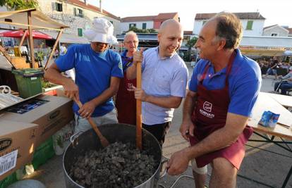 "Važno je unijeti emocije": Ministar kuhao kornatski gulaš