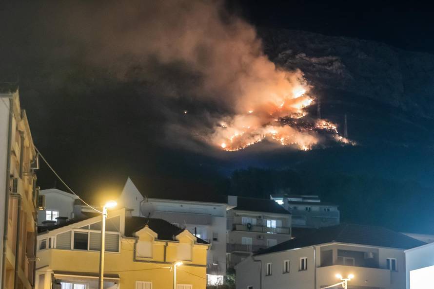 Solin: Šumski požar tijekom večeri buknuo je iznad Solina