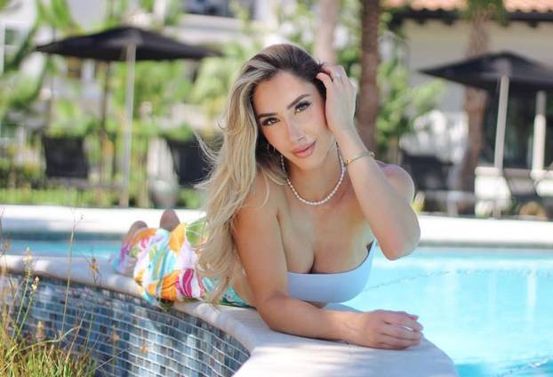 FOTO Alena je ponosna na svoju savršenu stražnjicu! Pokazuje ju stalno i iz svih kuteva...