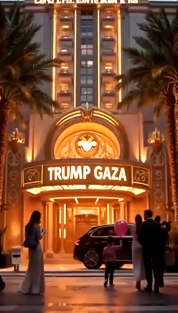 FOTO NAJLUĐE OBJAVE TRUMPA Sebe prikazao kao Isusa i papu. Igrao i nogomet s Ronaldom...