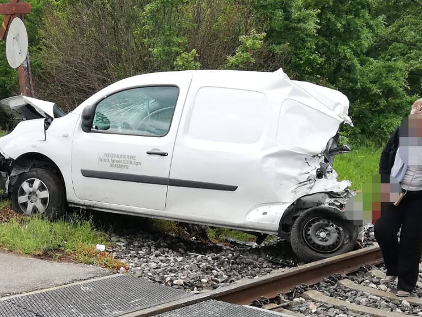 Vlak raspolovio auto: 'Zaštitili smo sina tijelima, ovo je čudo'