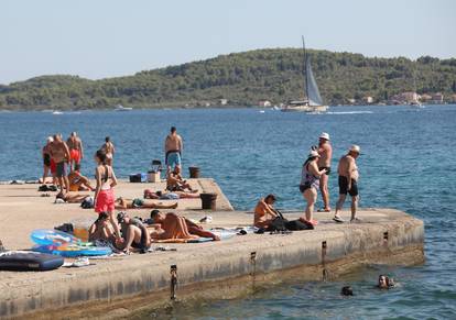 FOTO Prepune plaže u Vodicama