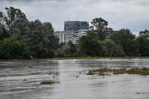 Zagreb: Civilna zaštita dežurna je uz nasip Odra-Sava gdje prijeti izlijevanje rijeke