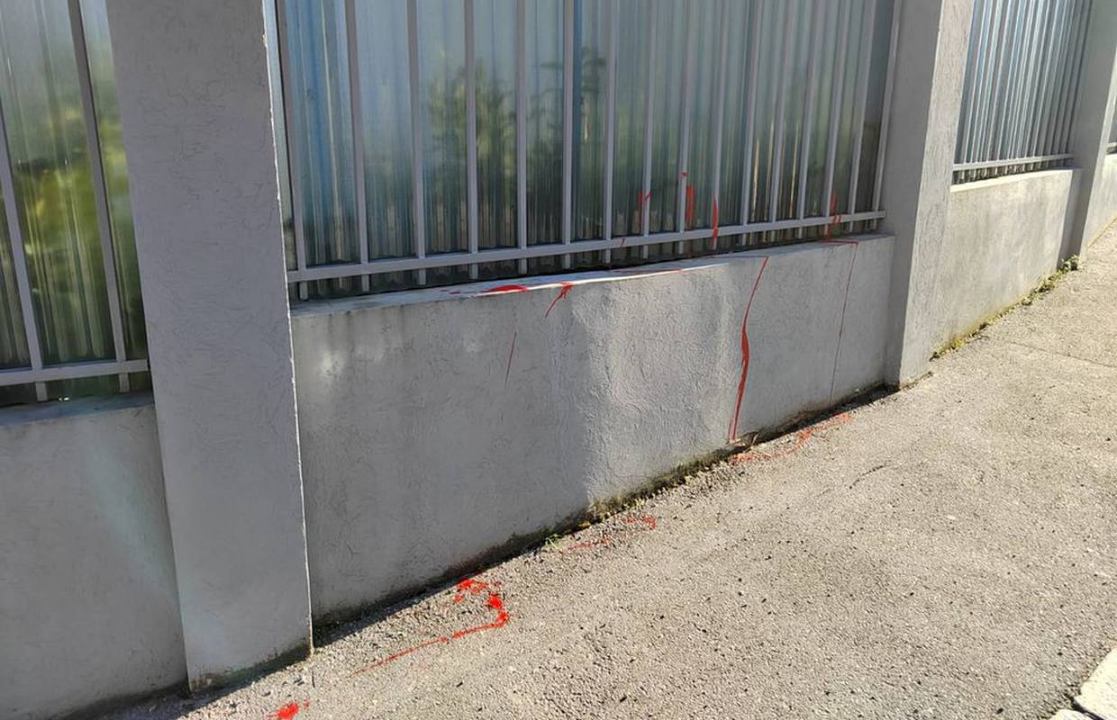 Crvenom bojom zalili ogradu ruske ambasade u Zagrebu