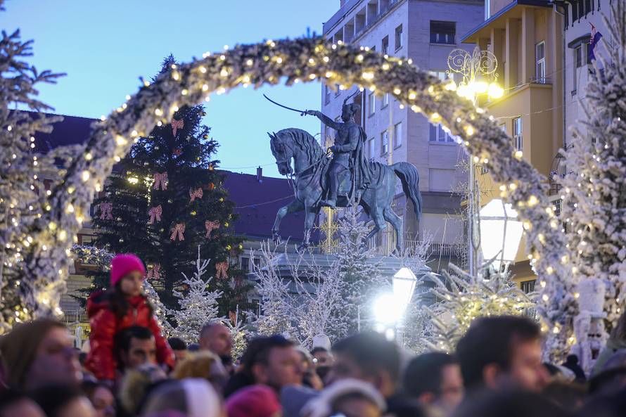 Zagreb: Paljenje prve adventske svije?e
