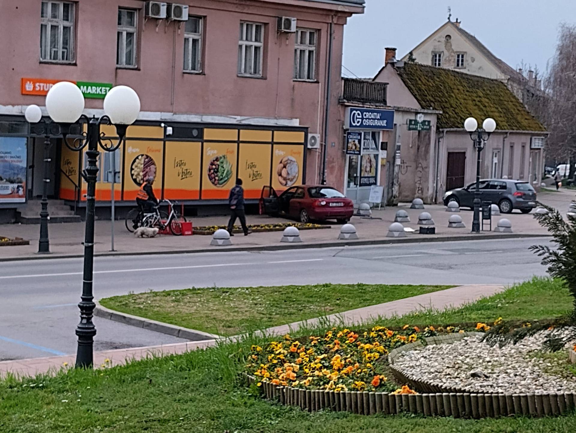 Vozač se zaletio u trgovinu u centru Kutine: Jedan čovjek zatražio je liječničku pomoć