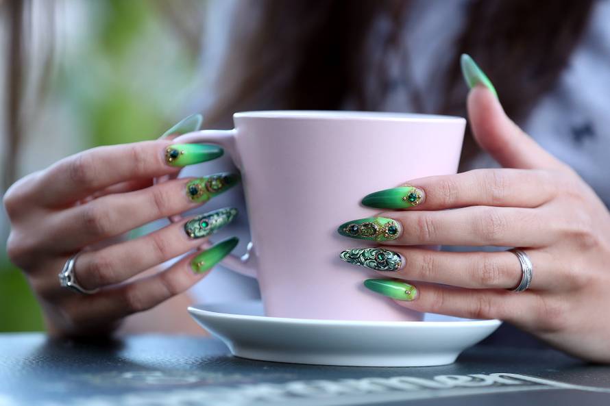 'Pitaju me kako s tim noktima brišem stražnjicu nakon nužde'