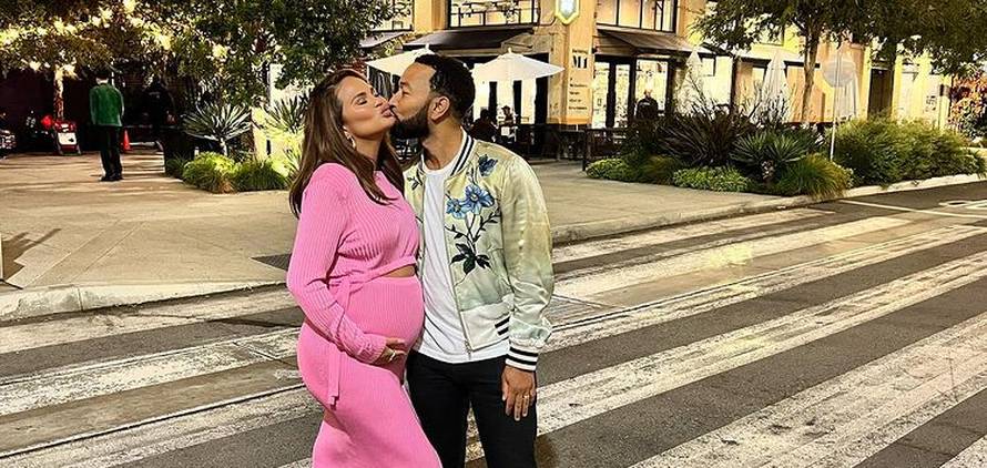 Chrissy Teigen o trudnoći: 'Prije sam mogla jesti baš sve, a sad nakon rajčice odmaram 12 sati'