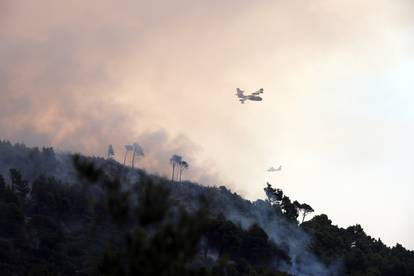 FOTO Teška noć u Tučepima: Umorni vatrogasci leže na cesti, vatra zahvatila kuće, ranč...