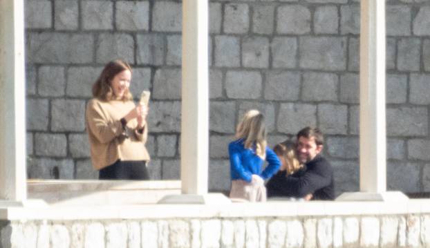 Nakon posjeta suprugu John Krasinskiju, glumica Emily Blunt s kćerima Hazel i  Violet napustila je Dubrovnik