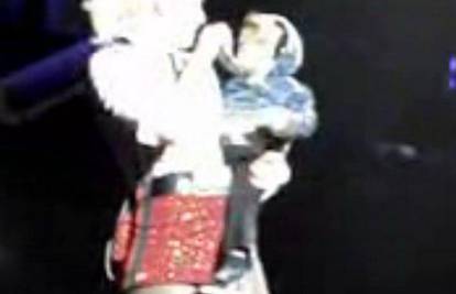 Gwen Stefani sa sinom na pozornici usred koncerta