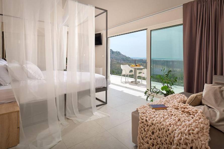 FOTO HDZ-ov ministar turizma iznajmljuje lukuznu vilu u Klisu, evo za koliko je spustio cijene!