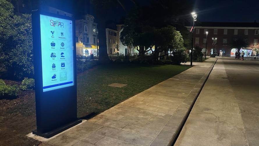 Supetar postao pametan grad: Digitalni totemi, AI kamere i pametni odvoz mijenjaju otok
