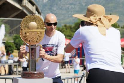 Split: Navijači Hajduka fotografiraju se s peharom Rabuzinovo sunce