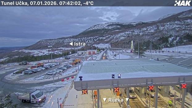 FOTO Autoceste diljem Hrvatske zametene snijegom, pogledajte