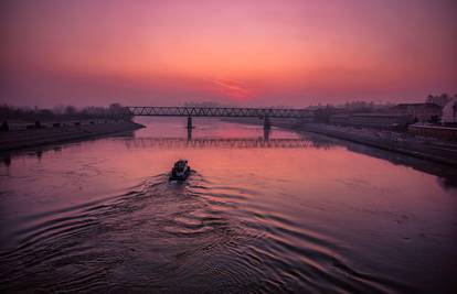 Predivno jutro u Osijeku: Nad Dravom magla i ružičasto nebo