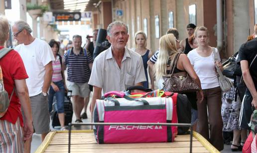 "Vozim turistima torbe da mi vrijeme nekako prođe"