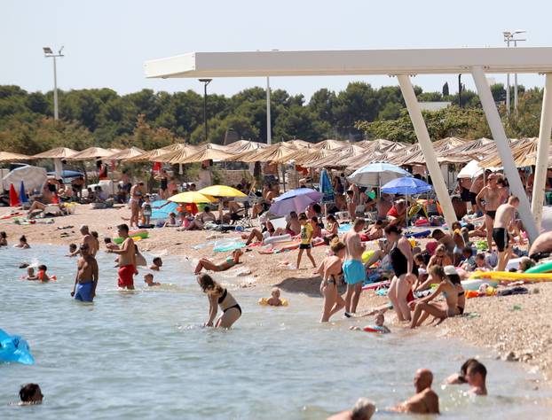 Brodarica: Turisti osvježenje od vrućine pronašli na plaži Rezalište