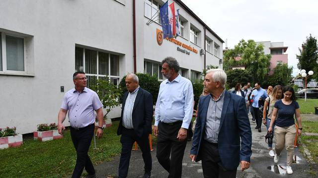 Slavonski Brod: Ministar Fuchs obišao škole koje su teško stradale u nevremenu