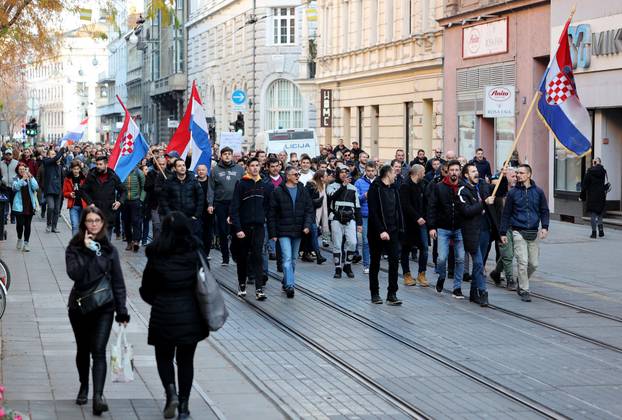 Prosvjednici protiv COVID potvrda s Trga žrtava fašizma krenuli na glavni Trg