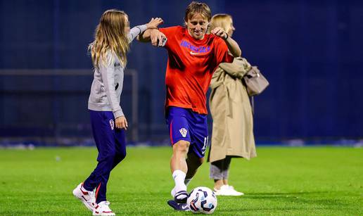 FOTO Tata, tata, ajde mene prođi! Modrić nakon utakmice zaigrao nogomet s djecom...