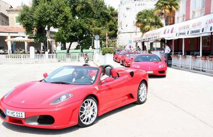 Bogati vlasnici izložili Ferrarije na porečkoj rivi