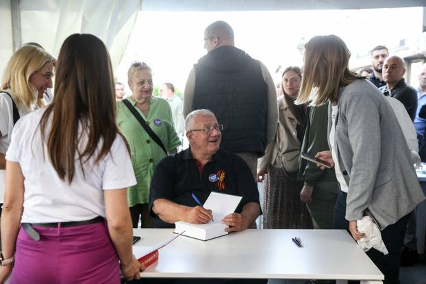Beograd: Promocija drugog izdanja knjige Vojislava Šešelja "U Srebrenici nije bilo genocida"