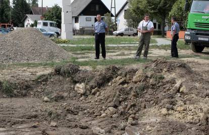 Osijek: Kopali kolni prilaz za kuću, iskopali granatu