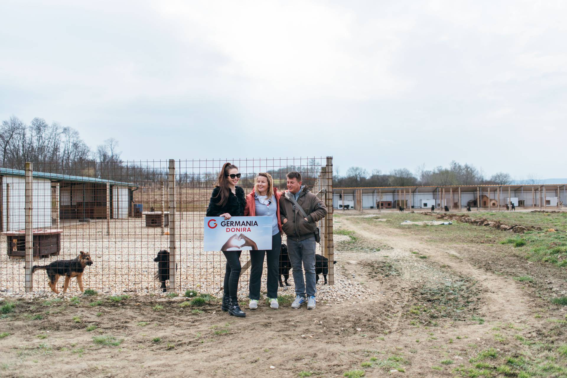 Kristina Džigurski, Ivana Varkonji i djelatnik Farmice