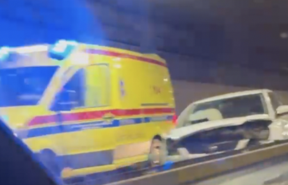 VIDEO Nesreća u Zagrebu: Jedan ozlijeđeni u sudaru dva automobila i jednog mopeda