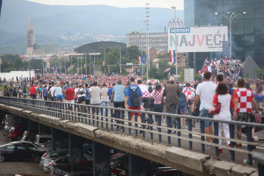 Okupljeni graÄani na Mostu slobode pozdravljaju Vatrene