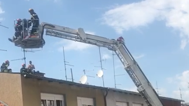 Čovjeku pozlilo dok je bio na krovu  pa ga spasili vatrogasci