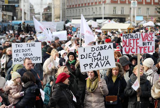 Zagreb: OdrÅ¾ana prosvjedna povorka "Za sigurne Å¡kole" od HNK do Trgba bana JelaÄiÄa