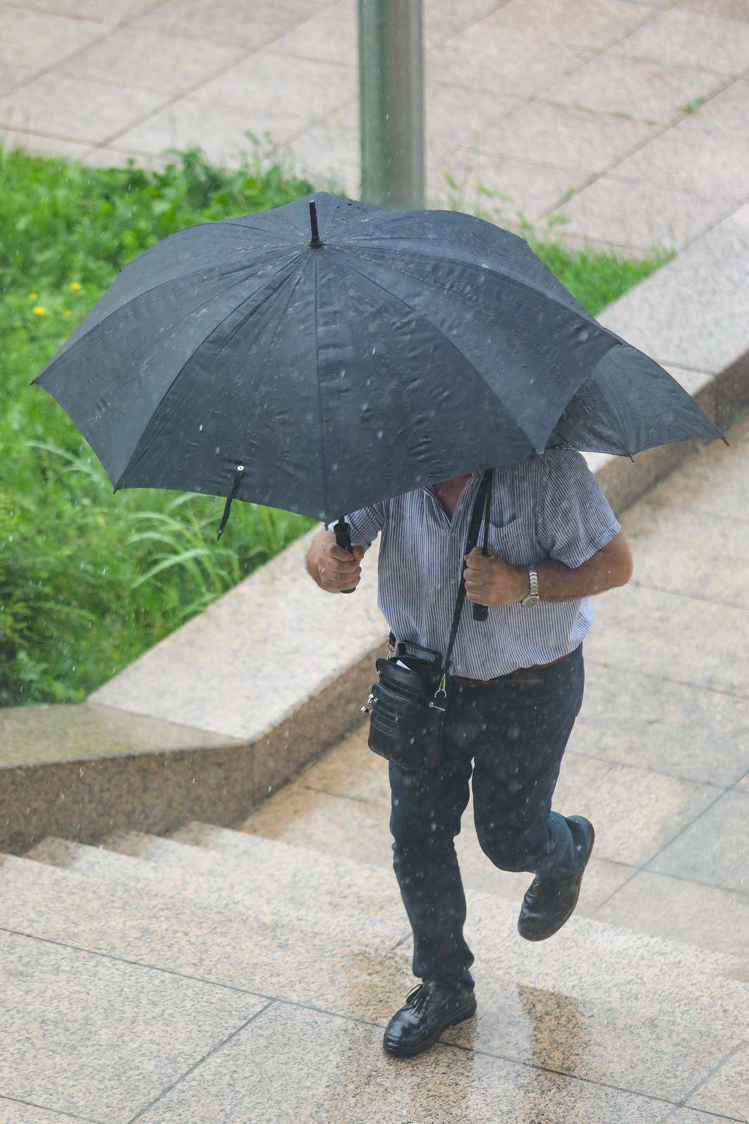 Zagreb: Od jakog pljuska treba se zaštititi s dva kišobrana