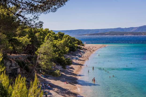 Olujna bura i jutro na plaži Zlatni rat