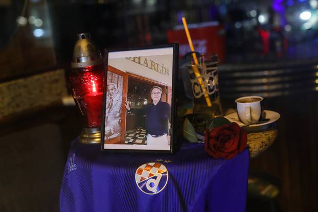 Zagreb: Zapaljene svijeće za preminulog Miroslava Blaževića ispred kafića Charlie 