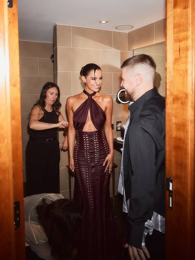 FOTO Fatalna brineta zapalila internet! U izazovnom izdanju otkrila je svoju 'malu tajnu'