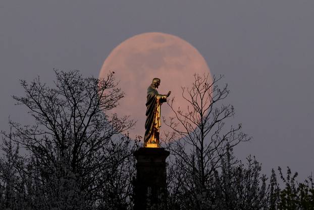 The pink supermoon rises in Wolxheim