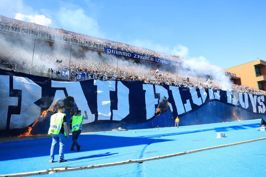Torcida zapalila veliki transparent Bad Blue Boysima