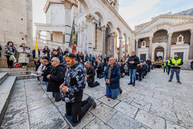 Molitelji su se okupili na Splitskom Peristilu
