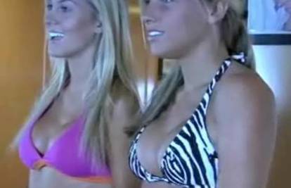 Djevojke u bikiniju izvode gluposti pred kamerom