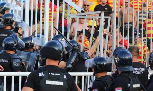 FOTO Makljaža u Srbiji: Poljaci vikali 'Kosovo je srce Srbije' i krenuli na policiju, nastao kaos